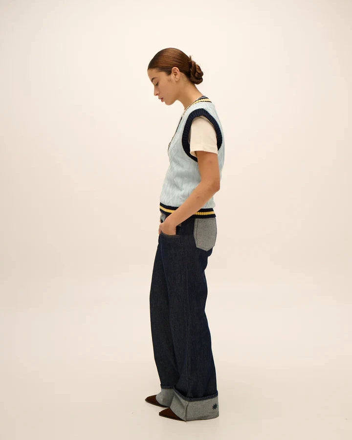 THE LECTURE VEST IN SOFT BLUE