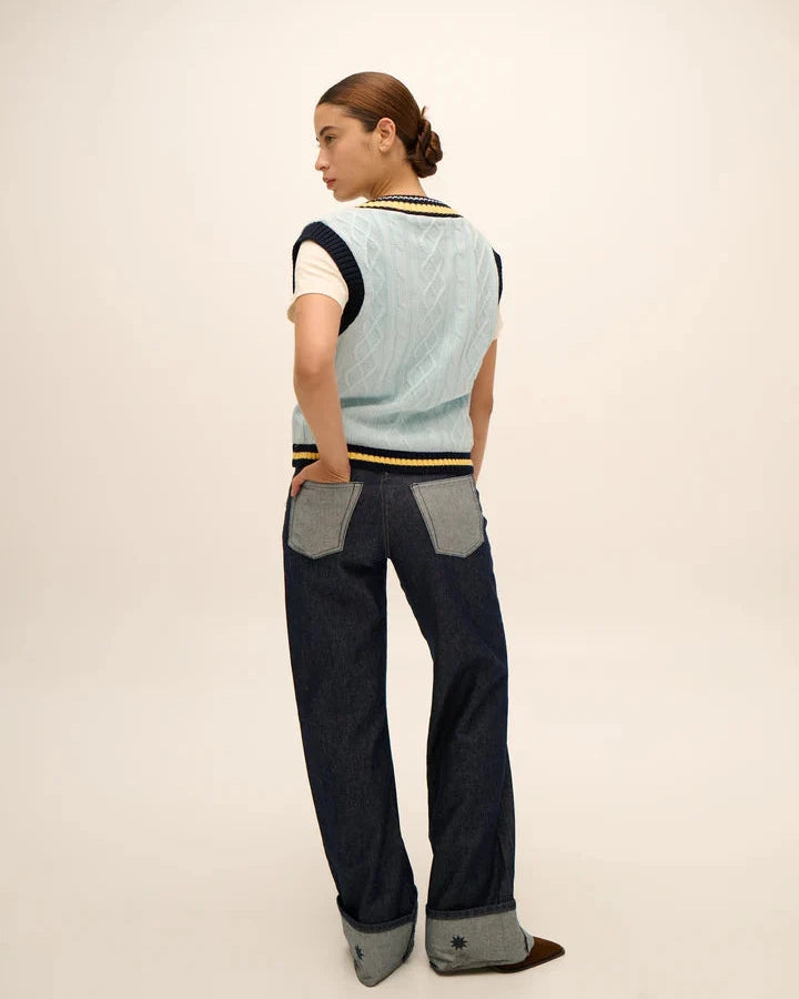 THE LECTURE VEST IN SOFT BLUE